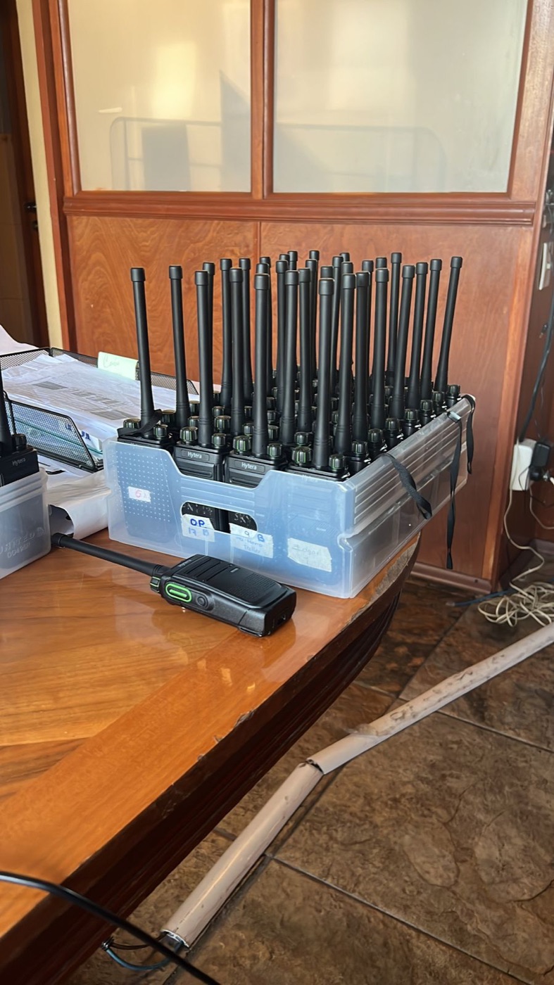 Lote de radios portátiles Hytera con antenas, listos para entrega a un cliente empresarial