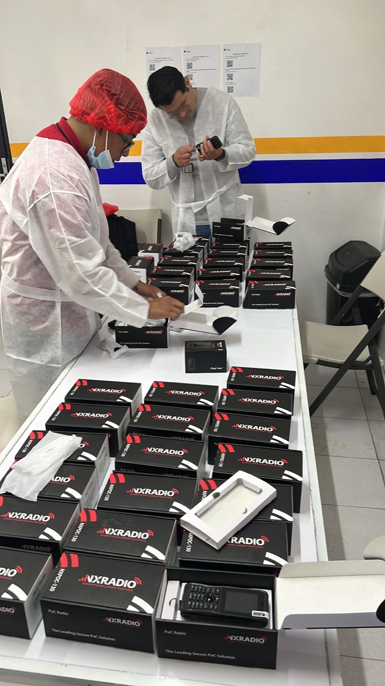 Personal de ITE programando y entregando radios PoC en las instalaciones del cliente