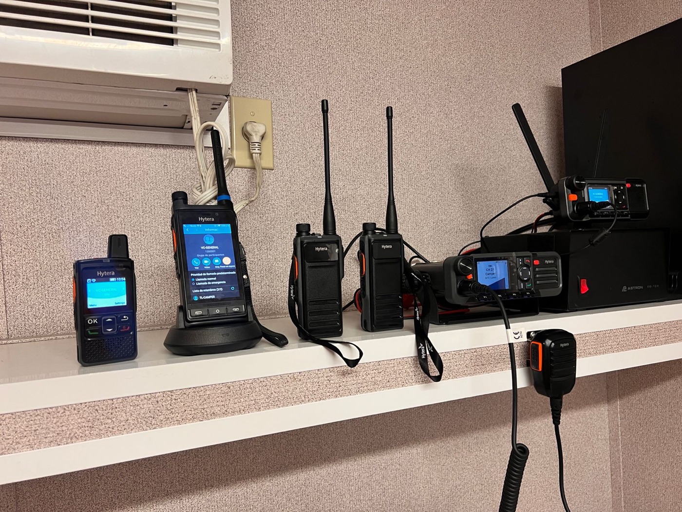Variedad de equipos Hytera configurados: radios PoC, portátiles DMR y estación base/móvil