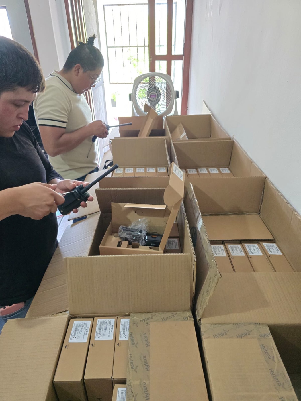 Equipo de ITE programando y configurando un lote de radios Hytera