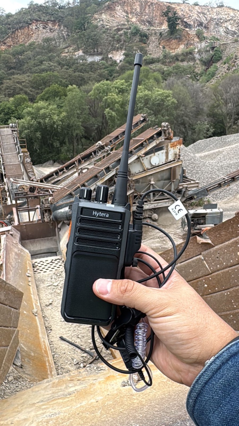 Radio Hytera con auricular en uso dentro de una planta trituradora de agregados