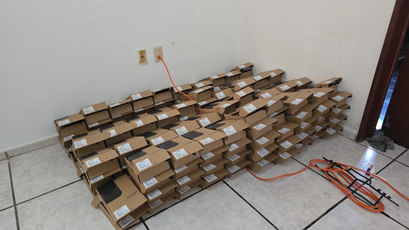 Radios Hytera acomodados en las oficinas de APIVER, listos para su programación