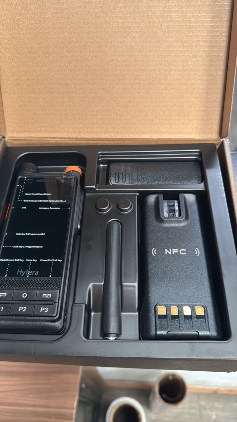 Radio Hytera nuevo dentro de su caja con antena, batería y accesorios completos