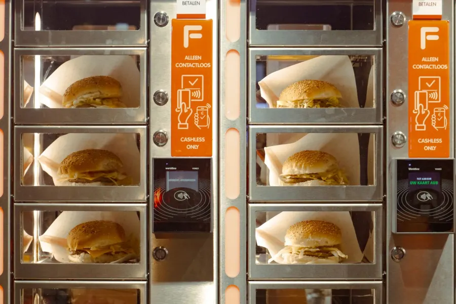 Máquina de comida fresca con casilleros y pago sin contacto
